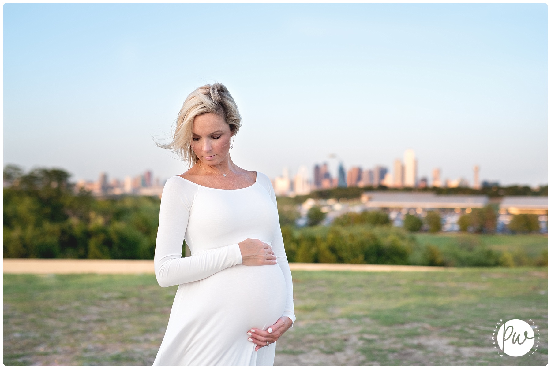 pregnant mom standing in front of the Dallas skyline